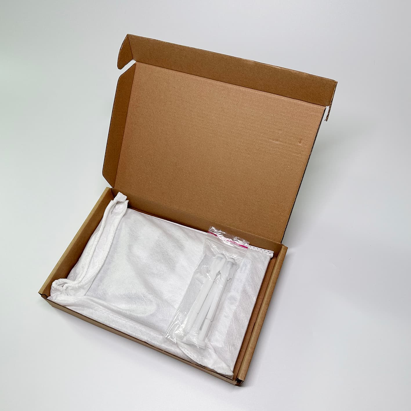 Packaging method for the flush panel of a silent-flush toilet cistern